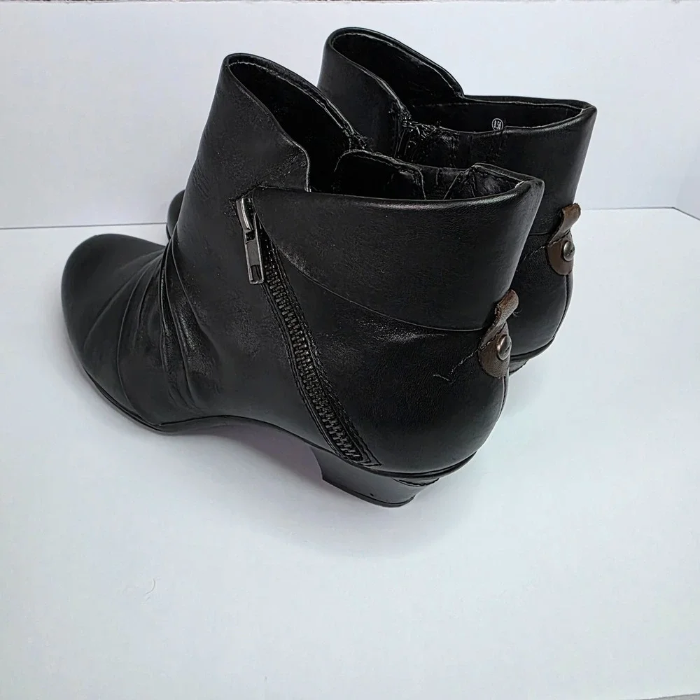 Earth Pegasus black leather ankle boots size 8.5